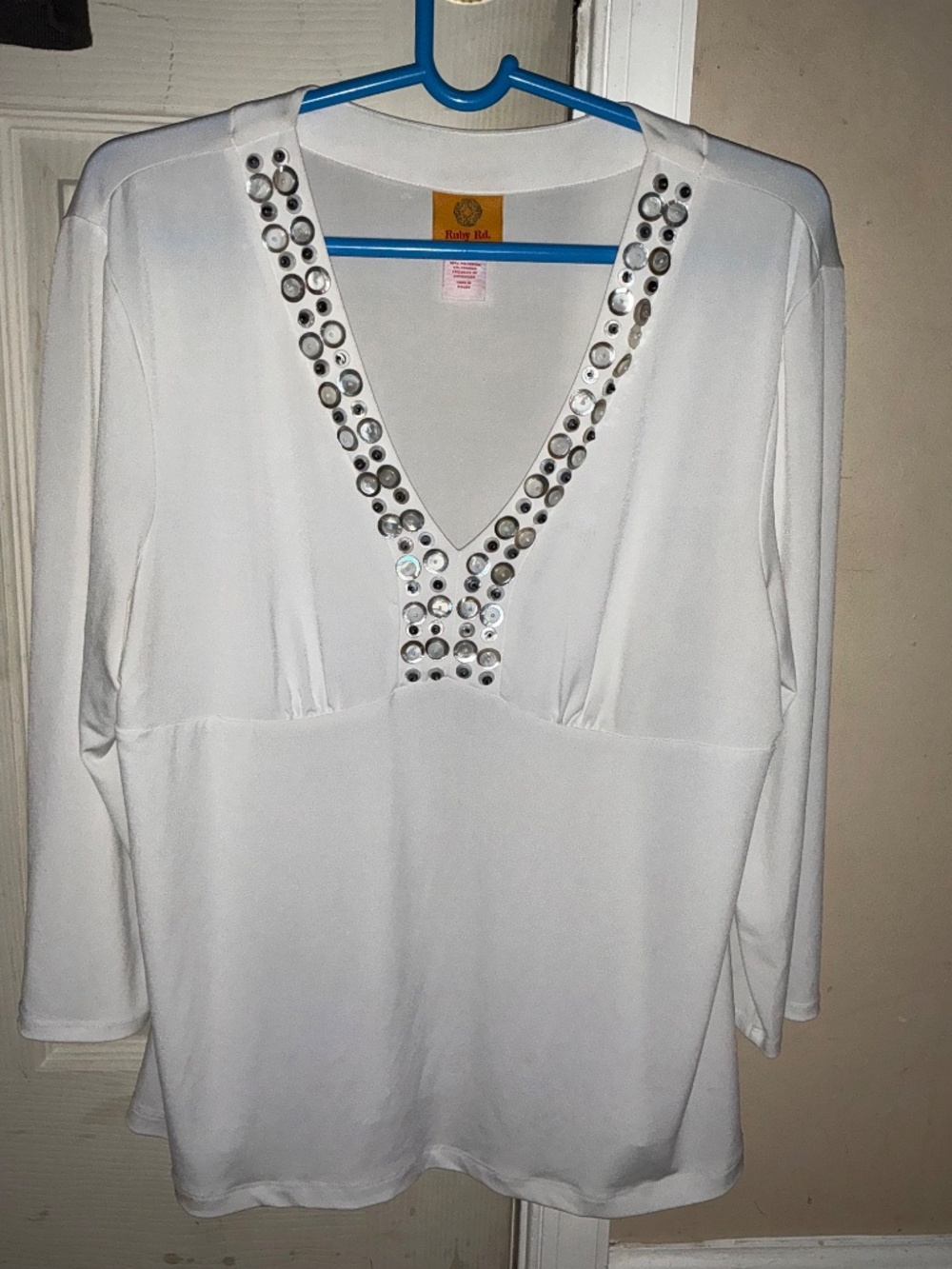 Button design blouse - Picture 2 of 3